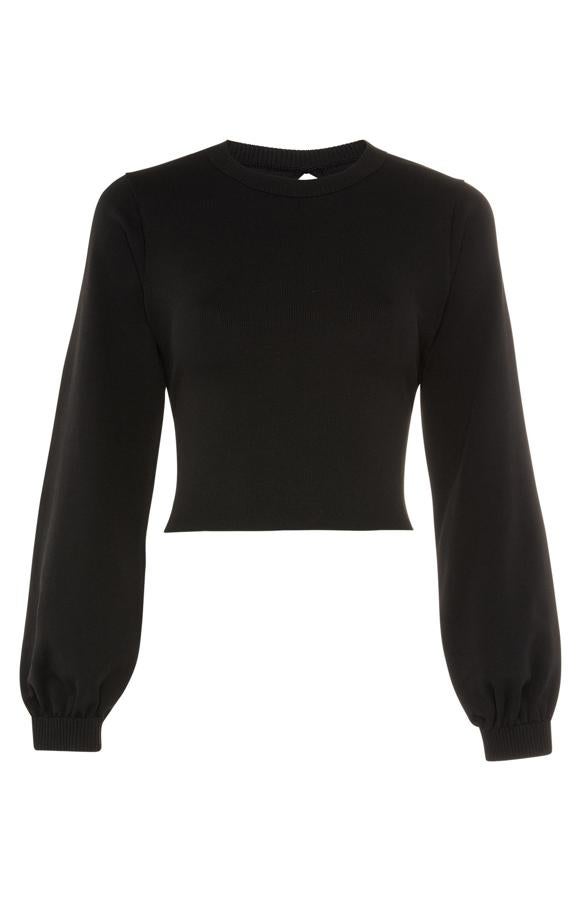 Un jersey negro es un básico en todo fondo de armario pero, además, este modelo cropped con mangas con volumen de Primark (16 euros) sorprende con su espalda abierta.