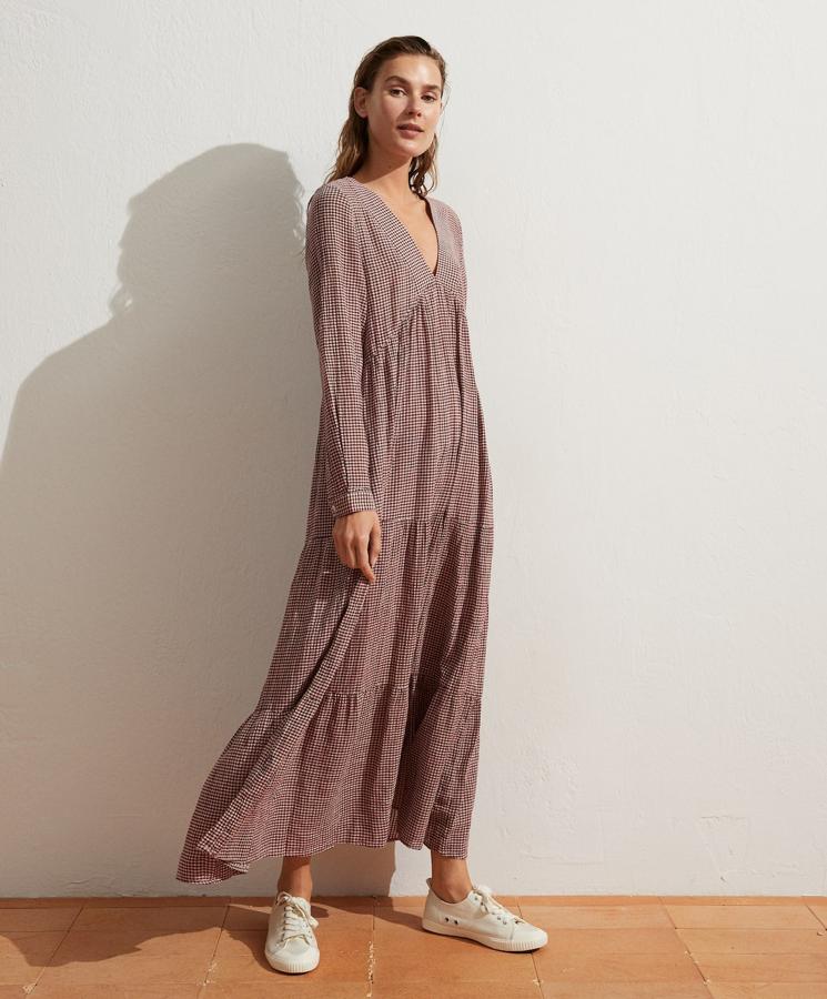 Vestido midi con estampado de cuadros vichy en tono burdeos de Oysho (35,99 euros)