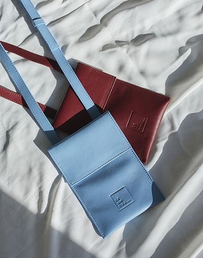 Tipo sobore en diferentes colores, de Leandra Bags (62,30 euros).