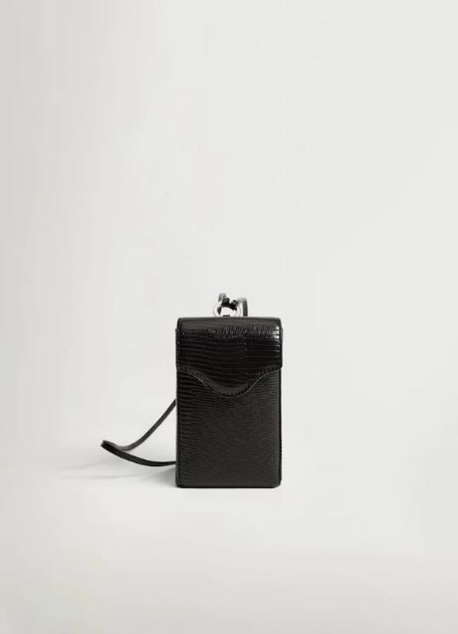En negro y efecto piel de cocodrilo, de Mango (15,99 euros).