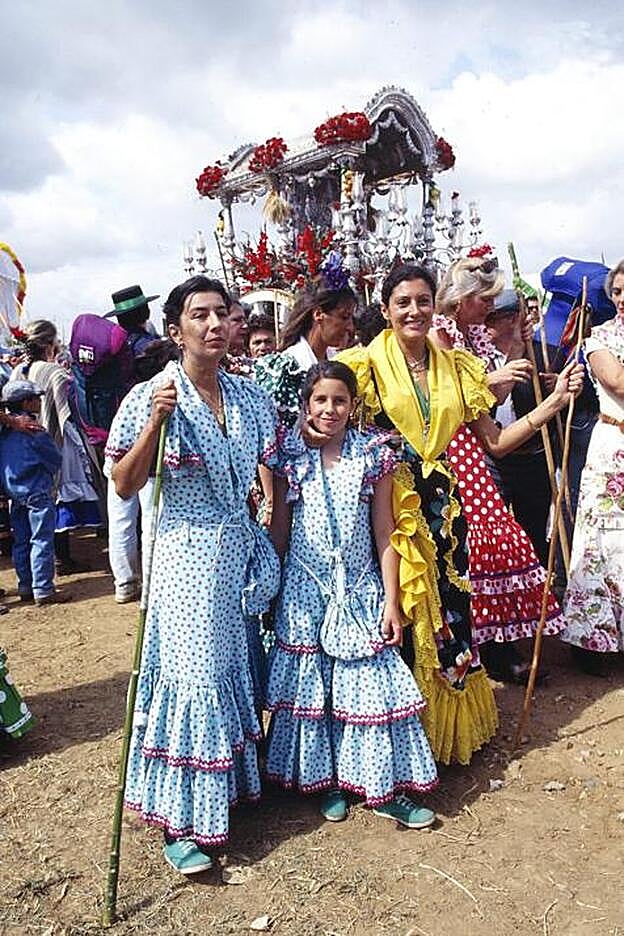 Carmen Ordóñez con su hermanaa Belén y su sobrina, en la romería del Rocío en 1990.