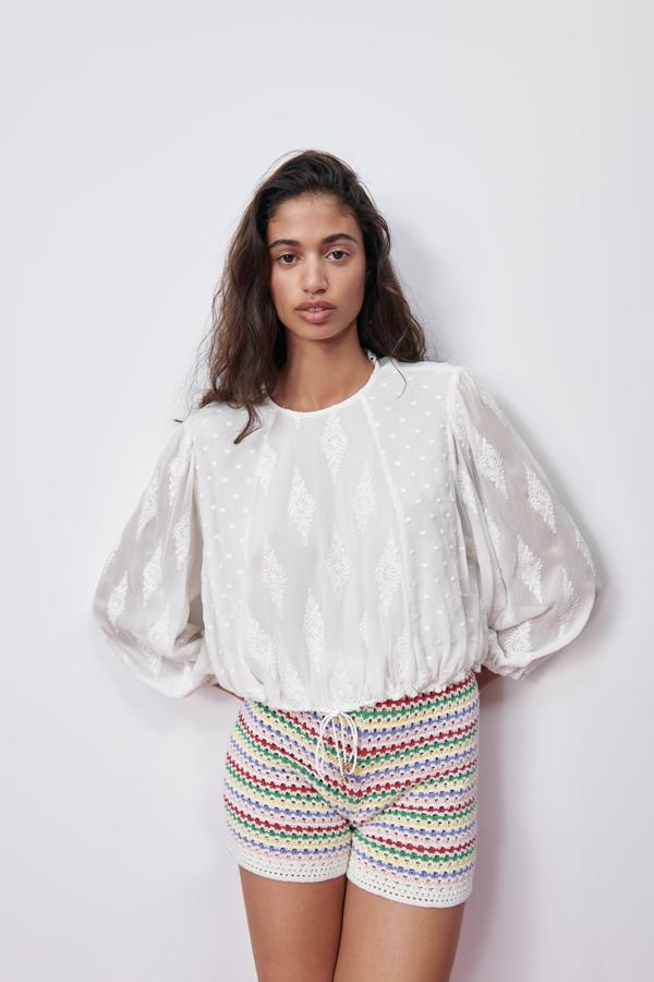 Blusa blanca con bordados y mangas abullonadas de Zara (29,99 euros)