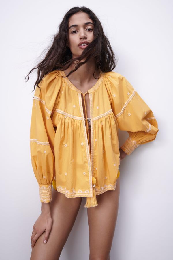 Blusa color mostaza con bordados blancos de Zara (39,99 euros)