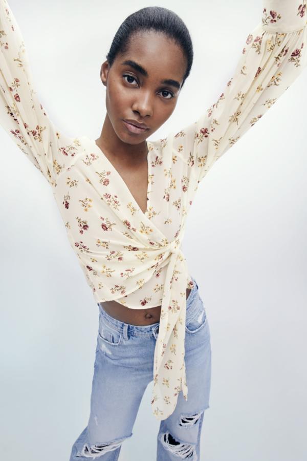 Blusa cruzada con estampado de flores de Zara (25,99 euros)