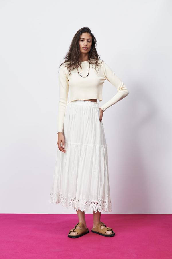 Falda blanca con detalles de encaje de Zara (39,99 euros)