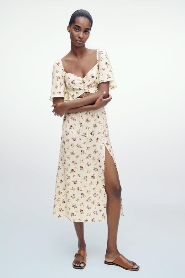 Blusa con estampado de flores y abertura central de Zara (39,99 euros)