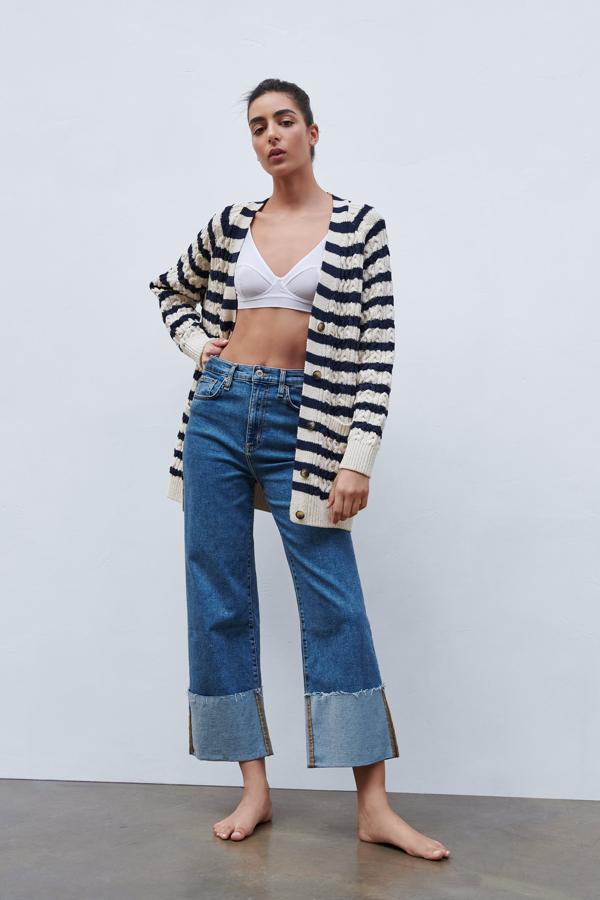 Chaqueta calada con rayas azul y blanco de Zara (29,99 euros)