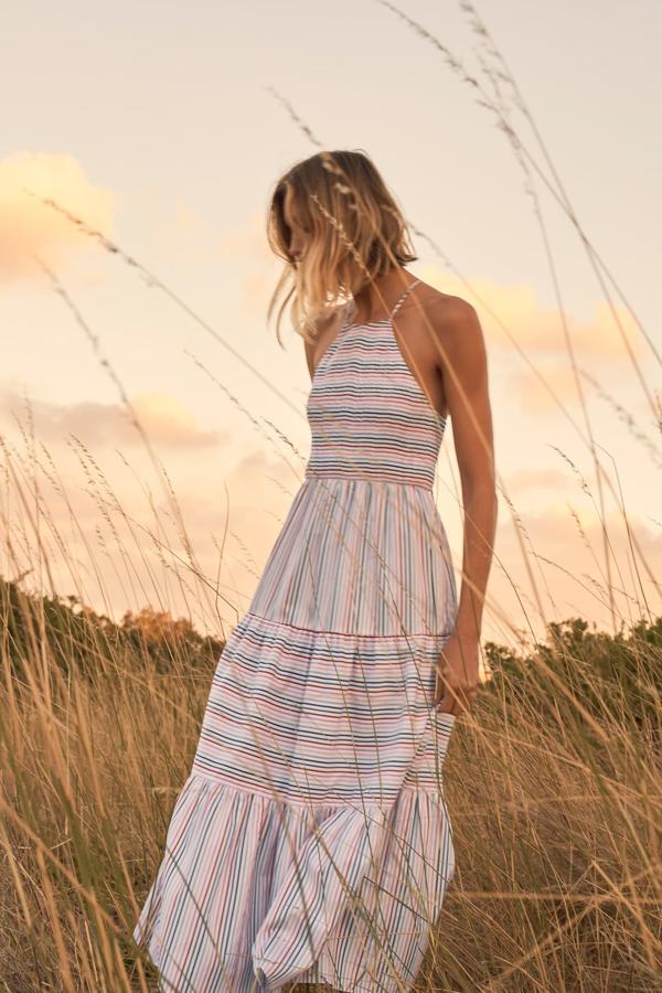 Vestido con estampado de rayas y escote halter de Zara (39,99 euros)