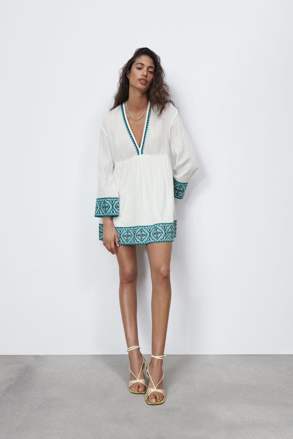 Mini vestido blanco con detalles estampados de color verde de Zara (29,99 euros)