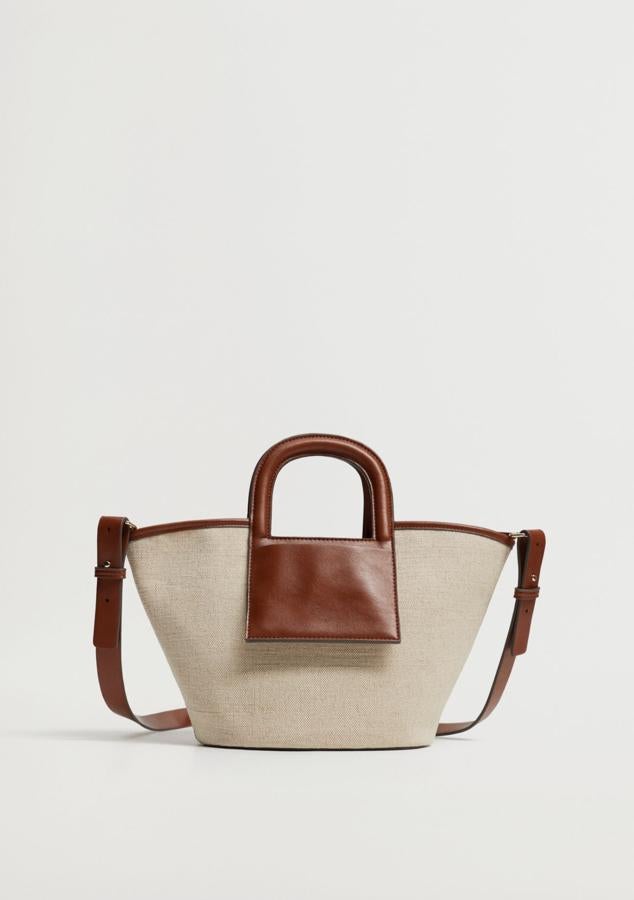 Este capazo de yute en color beige cuenta con asa larga desmontable y una doble corta y forro interior. Es de Mango y tiene un precio de 25,99 euros.
