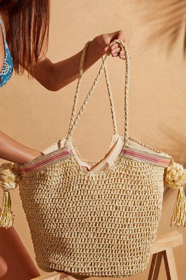 Este bolso de rafia en color natural con asa larga es perfecto para la nueva temporada. Con un bonito diseño rústico es de Women’s Secret y tiene un precio rebajado de 23,99 euros.