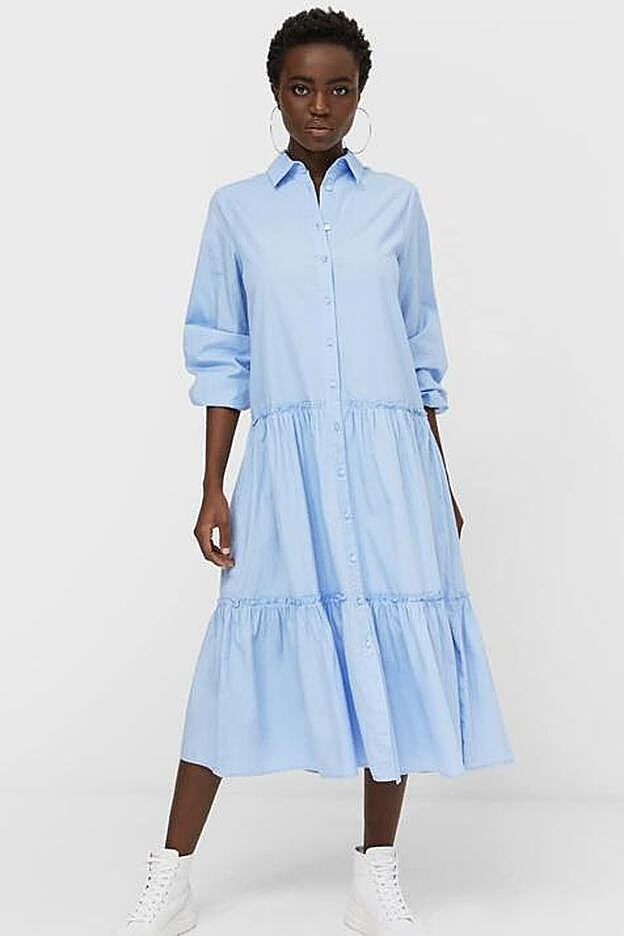 Con botones en la parte central y con volantes, podrás combinar este vestido camisero con todo, ya que es apto para cualquier momento del día.