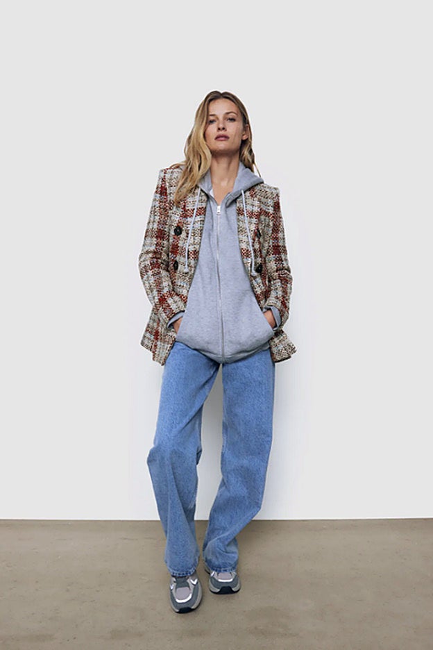 Blazer de cuadros rebajada en los Special Prices de Zara de 59.95 a 29.99 euros.