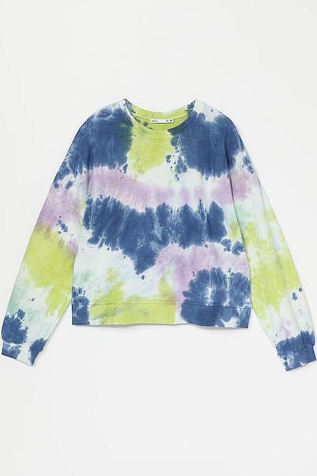 Con cuello redondon y elástico en puños y bajo, esta sudadera, además de súper cómoda, podrás combinarla con todo.