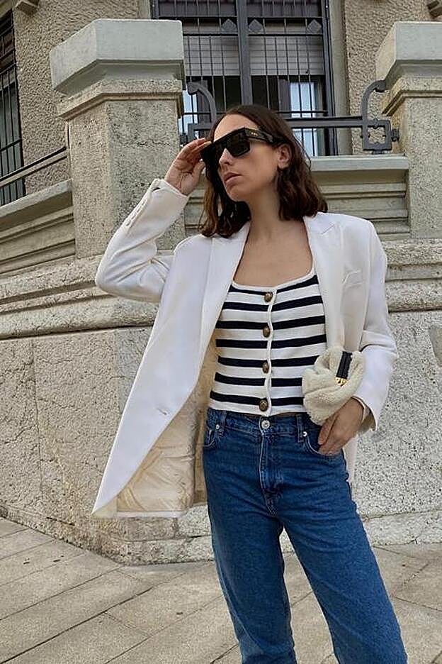 Look comodín para el entretiempo con chaqueta de rayas y botones dorados de Mango.