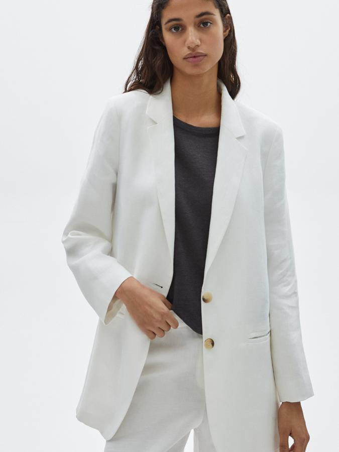 Confeccionada al 100% en lino, esta americana con cuello con solapa de muesca, cierre de botón único y dos bolsillos de ojal, esta americana blanca tiene un precio de 129 euros y está disponible entre las tallas 34 y 44.