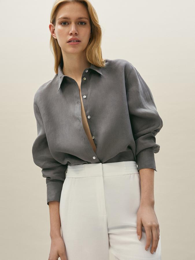 Con cuello clásico y cierre de botones a contraste, este blusón en color gris con mangas largas acabadas en puño está disponible entre las tallas 34 y 42 y tiene un precio de 39,95 euros.