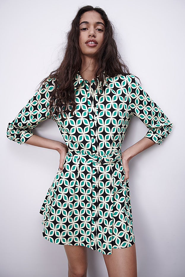 Vestido con estampado geométrico años 70 de Zara.