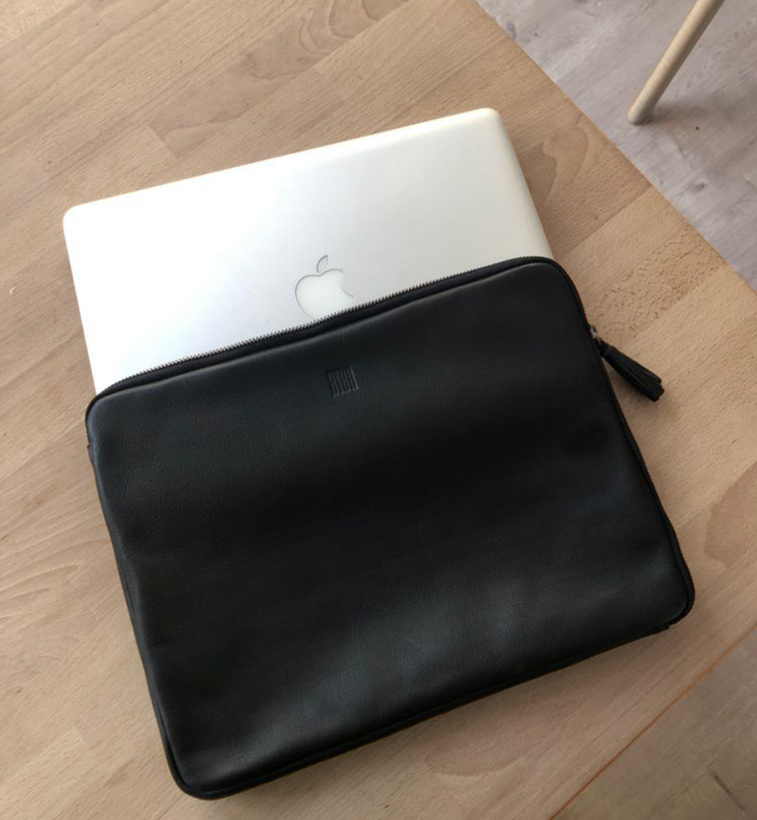 Una funda de piel para el portátil tan elegante como esta de Biba (49 euros).