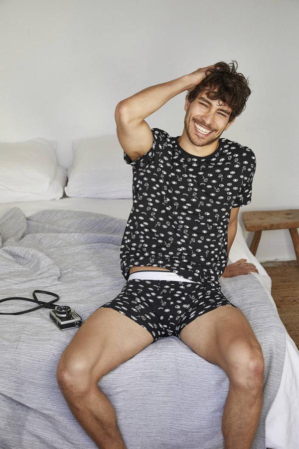 Un conjunto de ropa interior y camiseta para estar cómodo y con estilo, como este de Ysabel Mora.