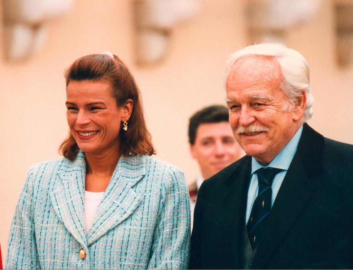 Estefanía de Mónaco estuvo siempre muy unida a su padre. Hubo un periodo cuando empezó su noviazgo con Daniel Ducruet que Rainiero rompió la relación con su hija. Pasados unos años la relación volvió a estrecharse. En el 15 aniversario de la muerte del Príncipe la princesa reconocía que no había ni unsolo día que no se acordara de él.