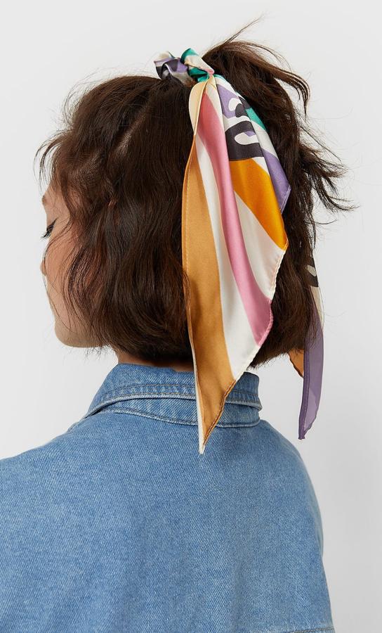 Una de las mejores formas de llevar el pañuelo es añadiéndolo a tu media coleta, ya sea alta o baja. Le da un toque ideal.