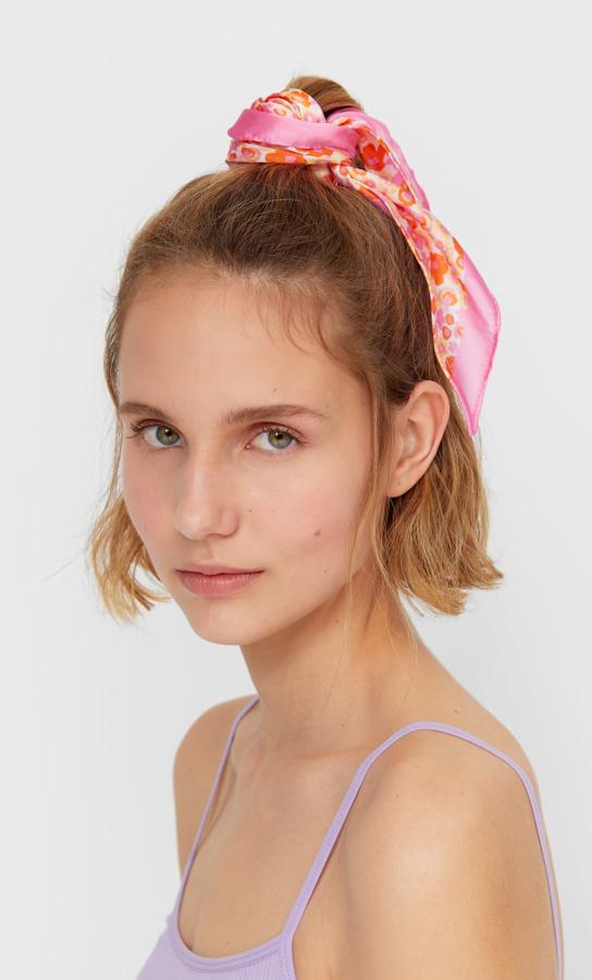 Moño bajo, alto o de media coleta como este. Solo tienes que incluir un pañuelo alrededor y tu pelo estará listo para triunfar esta primavera.