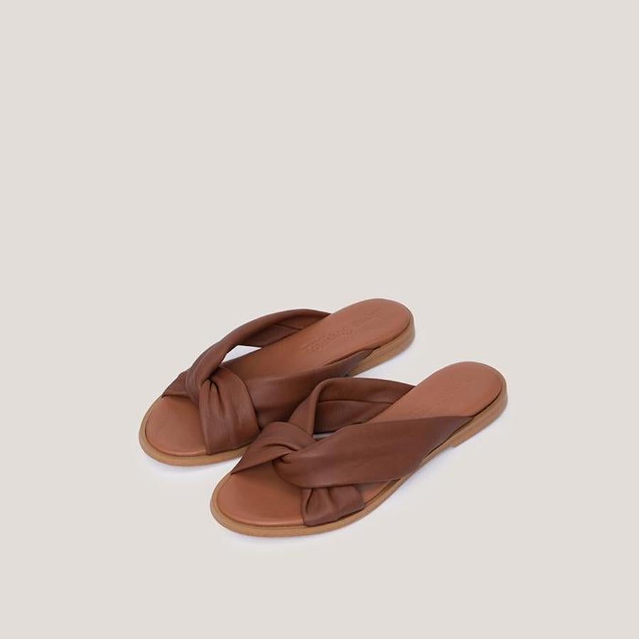 Abiertas y con tiras acolchadas con nudo en marrón, de Bryan Stepwise (54,90 euros).