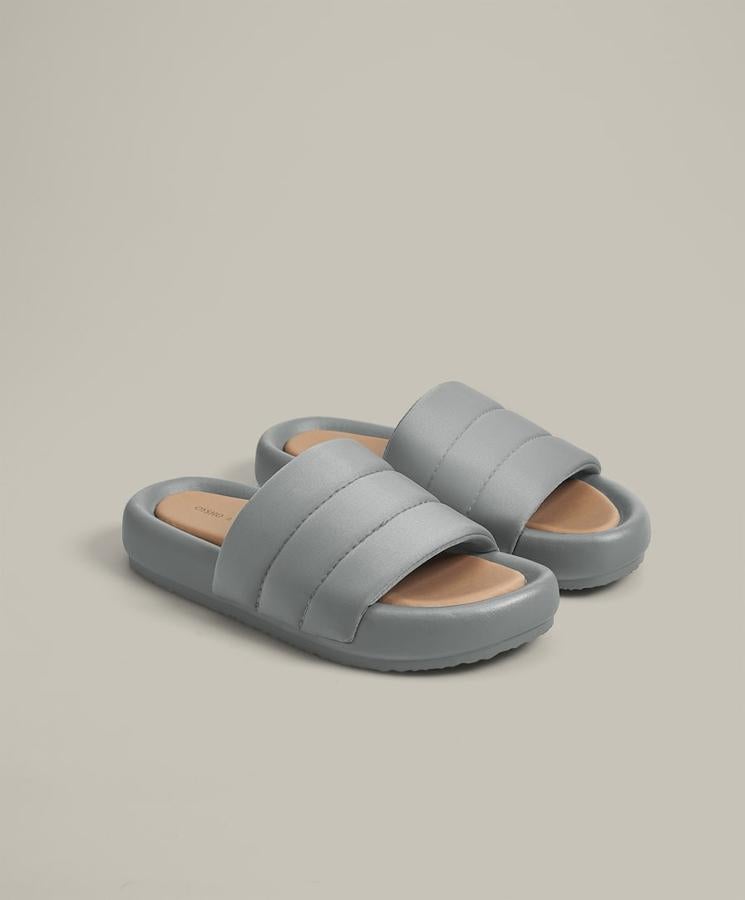 En gris azulado y tira ancha acolchada, de Oysho (19,99 euros).