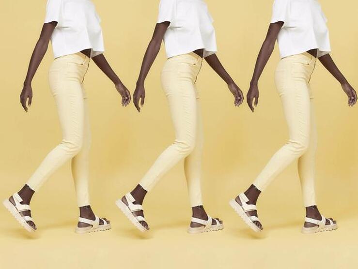 Fotos: Técnicas y acolchadas, así son las sandalias planas (y muy cómodas) que se llevarán en primavera y verano