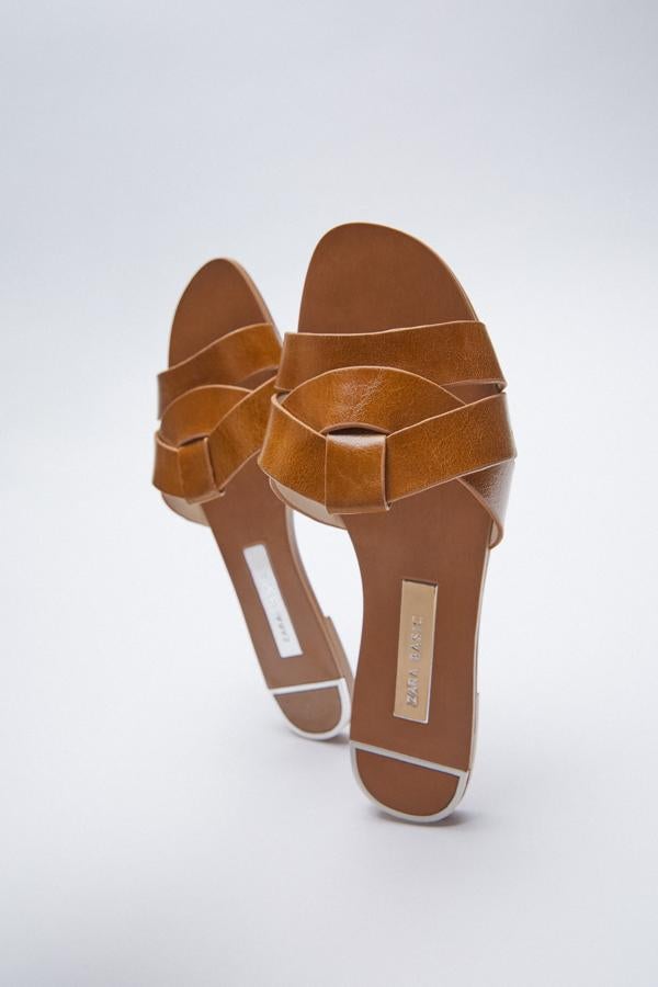 Sandalias planas en color cuero de la nueva colección de primavera de Zara (29,99 euros)