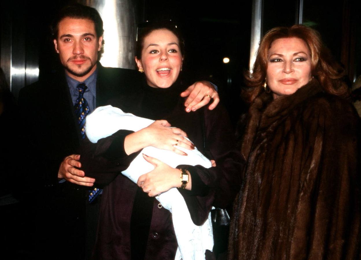 La pareja que se casó muy pronto, Rocío ya estaba embarazada de su primera hija común, Rocío Flores. Los desencuentros fueron constantes y después del nacimiento de su segundo hijo, David Flores, terminaron la relación de una manera tormentosa. A Rocío Jurado el guardia civil nunca le gustó y le pisió a Rocío en varias oaciones que se alejara de él. Rociíto ha terminado viendo en Antonio David a su peor enemigo.