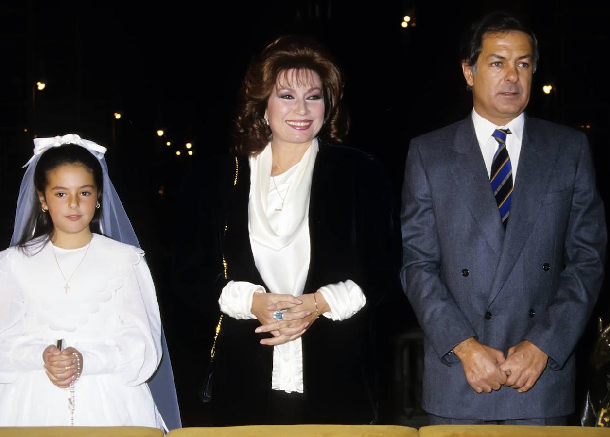 El día 26 Octubre de 1986 Rocío Carrasco junto con su prima María Eugenia, hija de Gloria Mohedano, recibe el sacramento de la Comunión en la iglesia de San Francisco el Grande de Madrid rodeada de rostros conocidos.