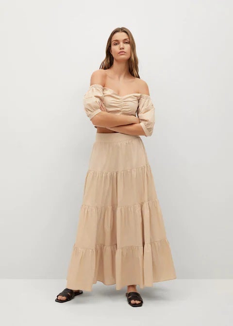 Conjunto popelín de top y falda en color arena. La parte de arriba cuesta 25,99 euros y la de abajo 49,99. También podrás combinarlas por separado y crear looks de estilo insuperable.