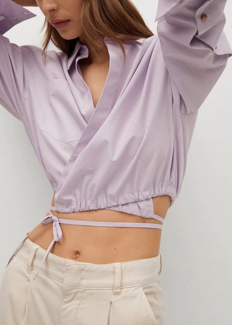 Esta bluza popelín cruzada en color lila es una de las más vendidas de Mango y ya hay tallas agotadas. ¡A verano no llega! (25,99 euros).
