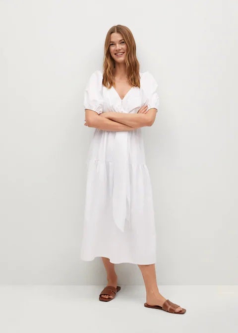 Vestido midi en color blanco con bajo acampanado y cinturón. (39,99 euros).