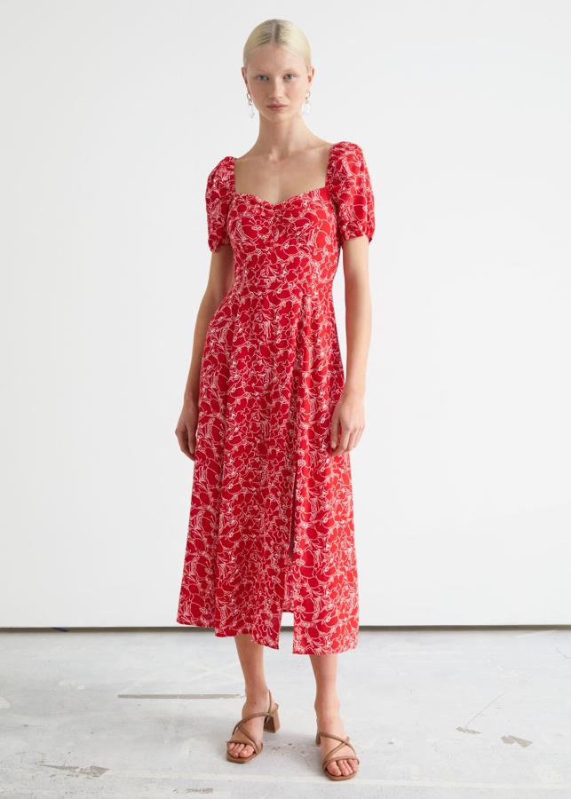 Vestido midi en color rojo con escote corazón de & Other Stories (89,99 euros)