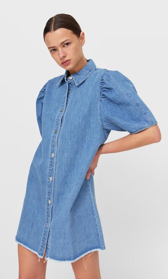 Mini vestido vaquero con manga abullonada de Stradivarius (29,99 euros)
