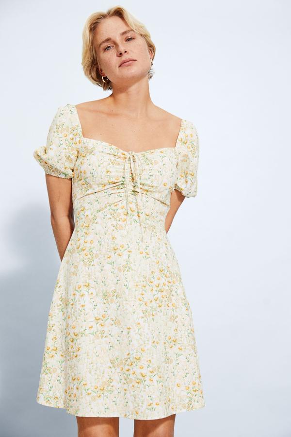 Vestido estampado de manga corta abullonada y escote fruncido, de H&M (19,99 €).
