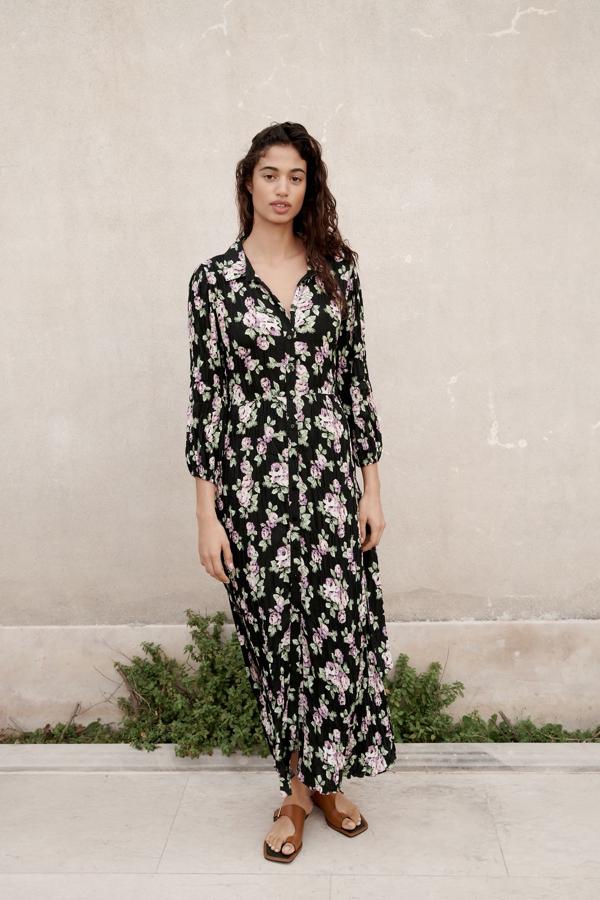 Vestido camisero largo estampado, de Zara (39,95 €).