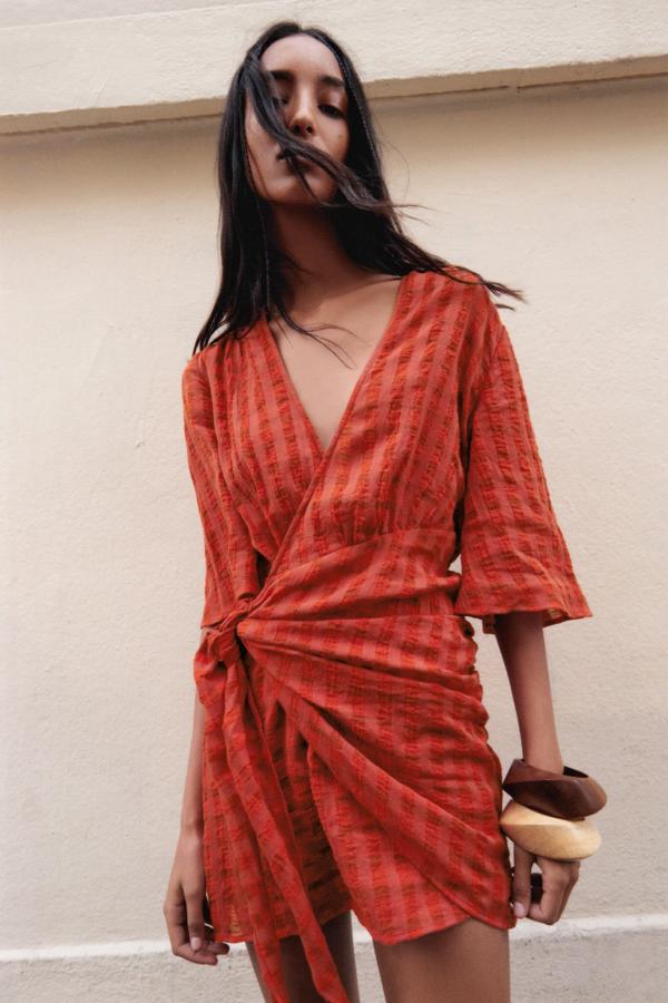 Mini vestido cruzado con rayas en color rojo de Zara (29,99 euros)