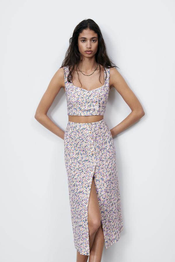 Falda midi con flores en tonos lila de la nueva colección de Zara (22,99 euros)