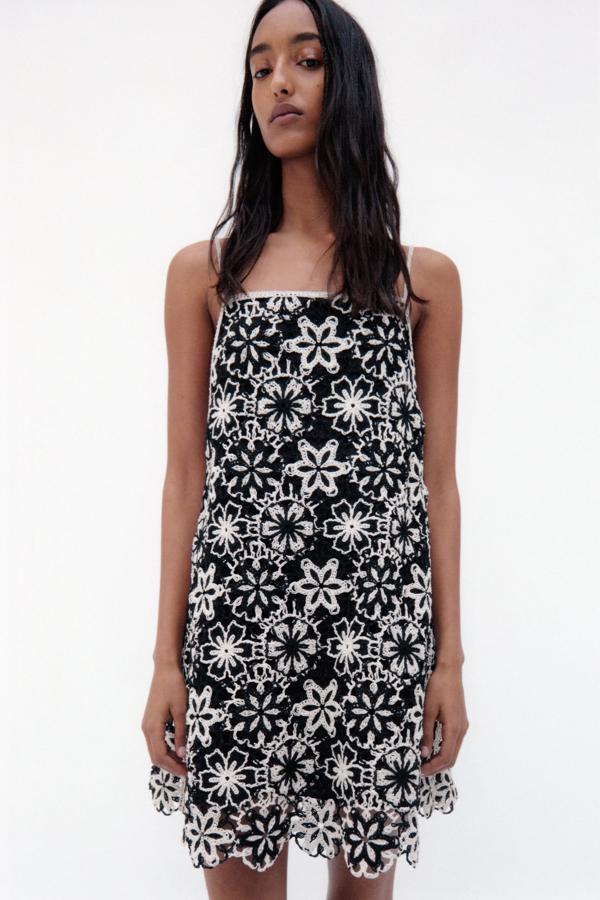 Mini vestido con flores de crochet en blanco y negro de Zara (39,99 euros)