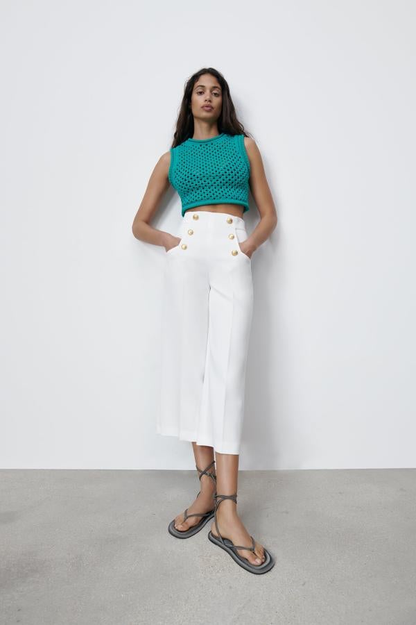Pantalón blanco con botones dorados de Zara (39,99 euros)