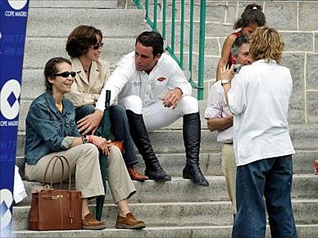 El jinete Álvaro Muñoz Escassi en un evento hípico charlando con la Infanta Elena.