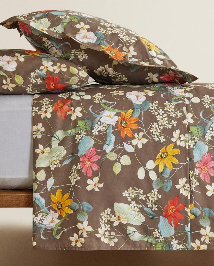 En color marrón con estampado digital floral multicolor, esta funda nórdica de algodón con botones ocultos en la parte inferior está disponible en varios tamaños. Tiene un precio desde 39,99 euros.