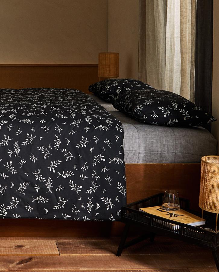 En color negro con estampado floral en blanco, esta funda nórdica de algodón percal de 200 hilos está disponible en varias medidas y tiene un precio desde 39,99 euros.