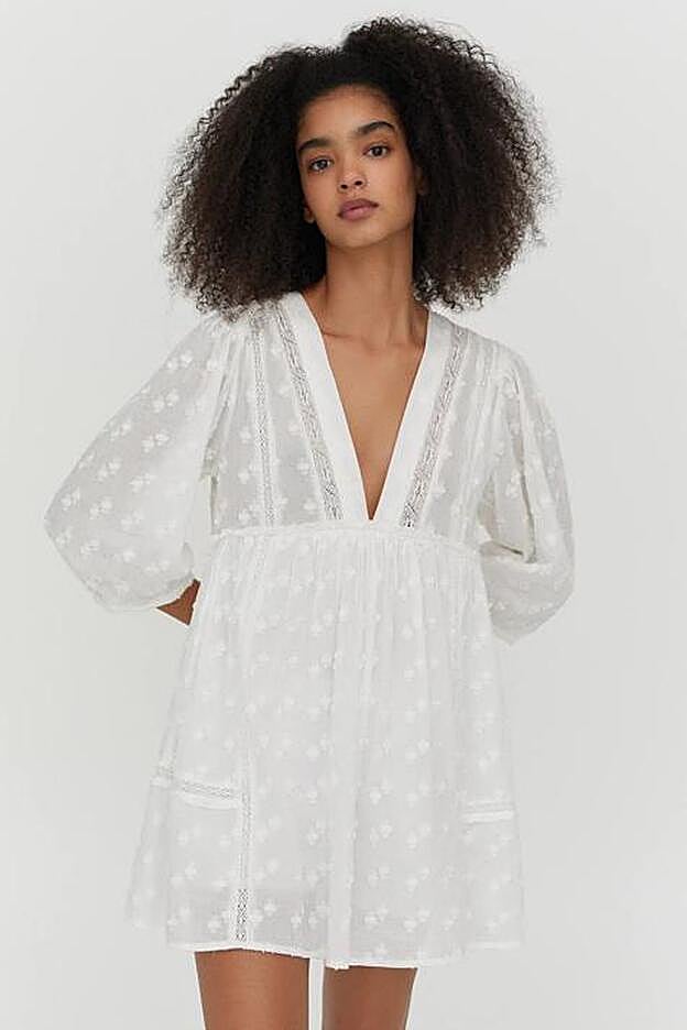 Este mono corto de color blanco con un tejido ligero resulta de lo más favorecedor y combinable.