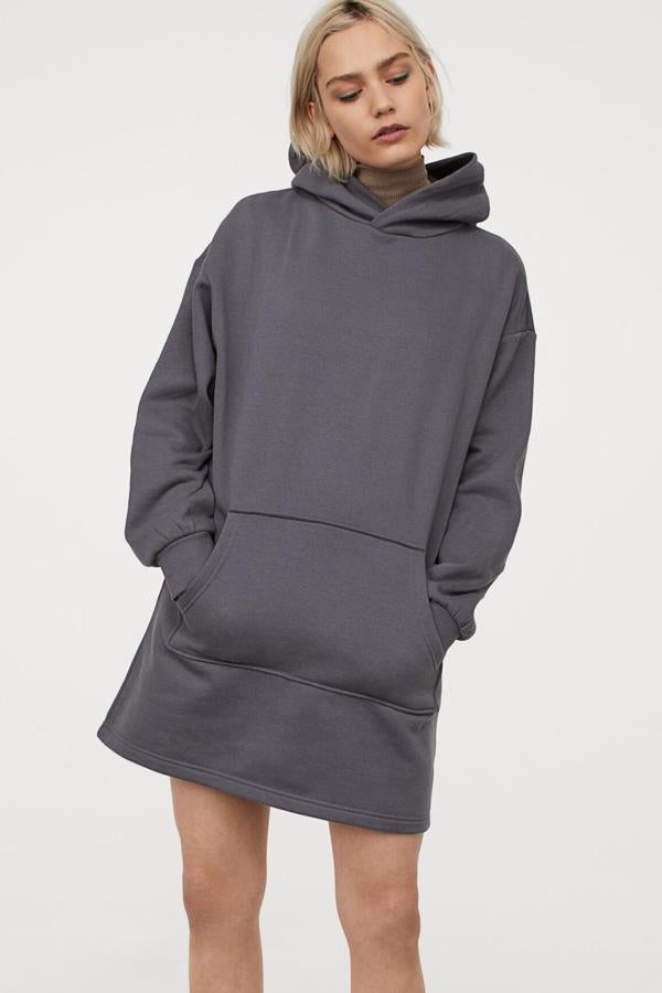 Disponible en varios colores, este vestido sudadera con capucha forrada y bolsillo tipo canguro en la parte delantera es de H&M y tiene un precio de 19,99 euros.