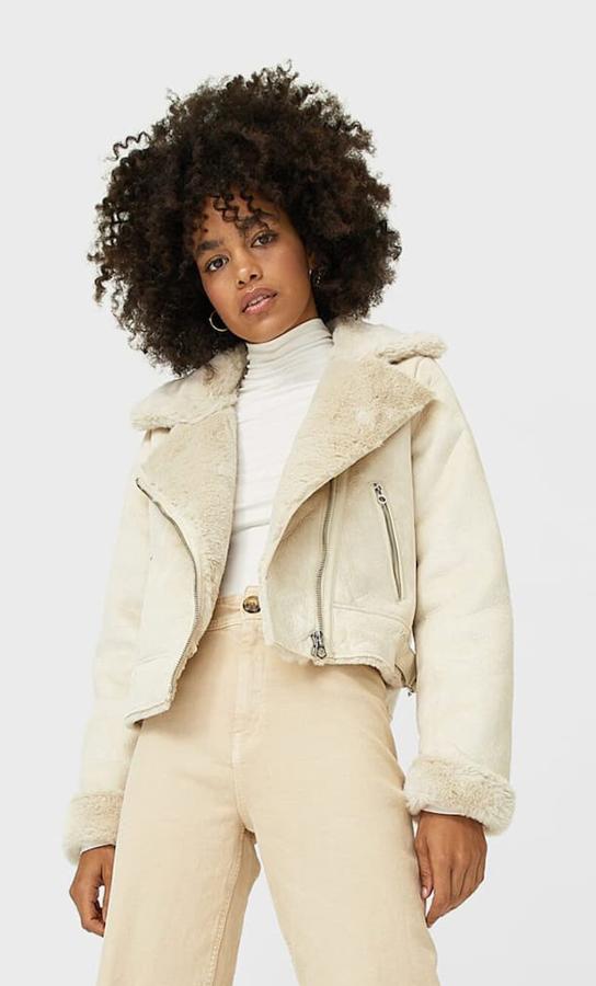 Esta cazadora biker costa de color vainilla cuenta con detalles de pelo en cuello y mangas y tiene un precio de 39,99 euros.
